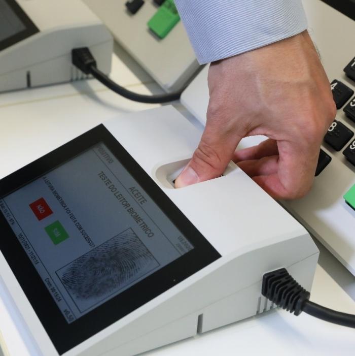 O dedo na biometria, o dedo na urna