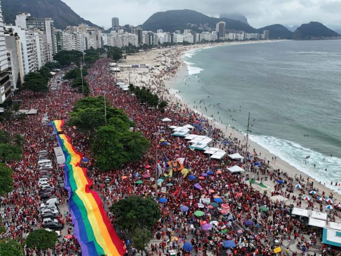 COPACABANA TOMADA POR UMA MULTIDÃO