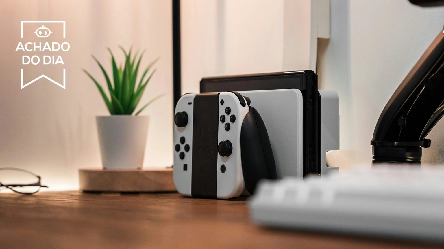 Nintendo Switch OLED com game incluso chega ao 2º menor preço do ano