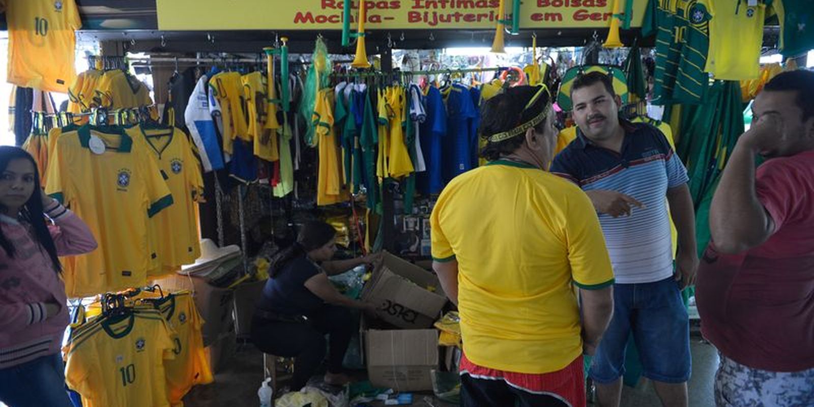 Vendas no comércio caem 0,8% em julho, com “ressaca” da Copa do Mundo