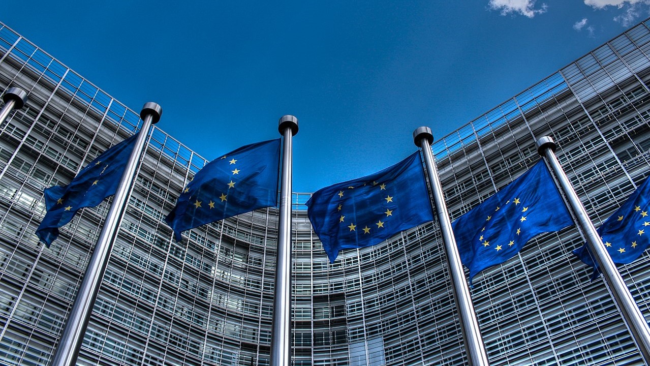 União Europeia avança na proibição de chatbots de IA e redes sociais para menores