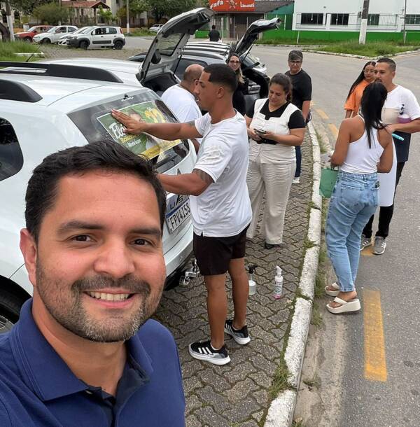 Adesivaço em Itatiaia reúne mais de 200 veículos em apoio a Flávio Bolsonaro, segundo organização