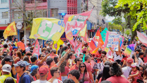 PT de Resende reúne cerca de 500 pessoas em caminhada de apoio à reeleição do presidente Lula