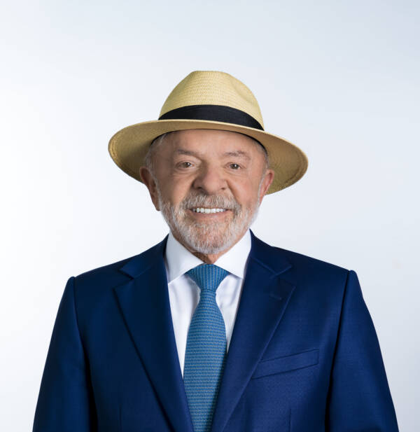 Lula vence Flávio Bolsonaro e é reeleito presidente do Brasil