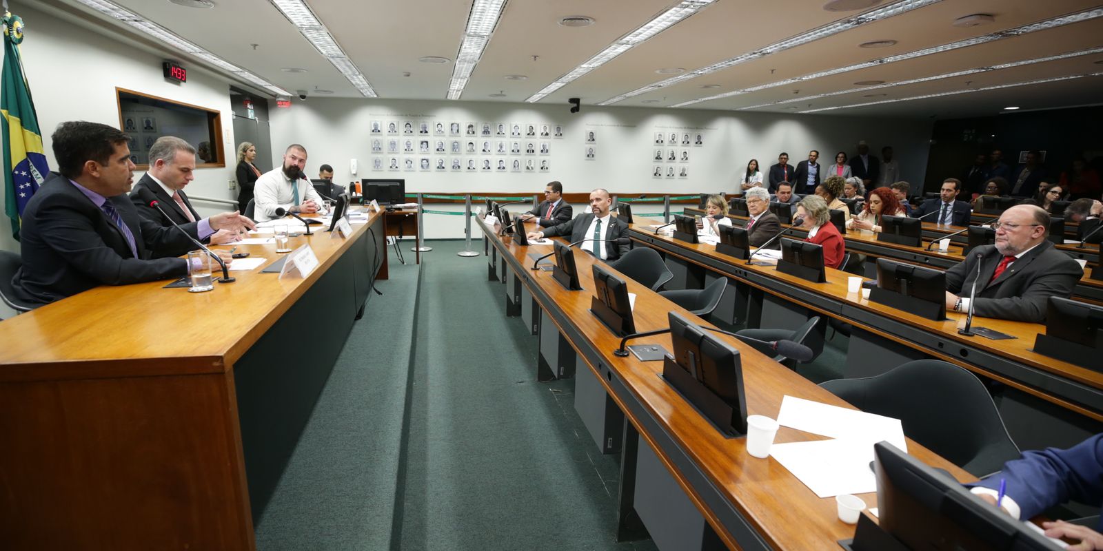 Conselho de Ética adia análise contra deputados por quebra de decoro