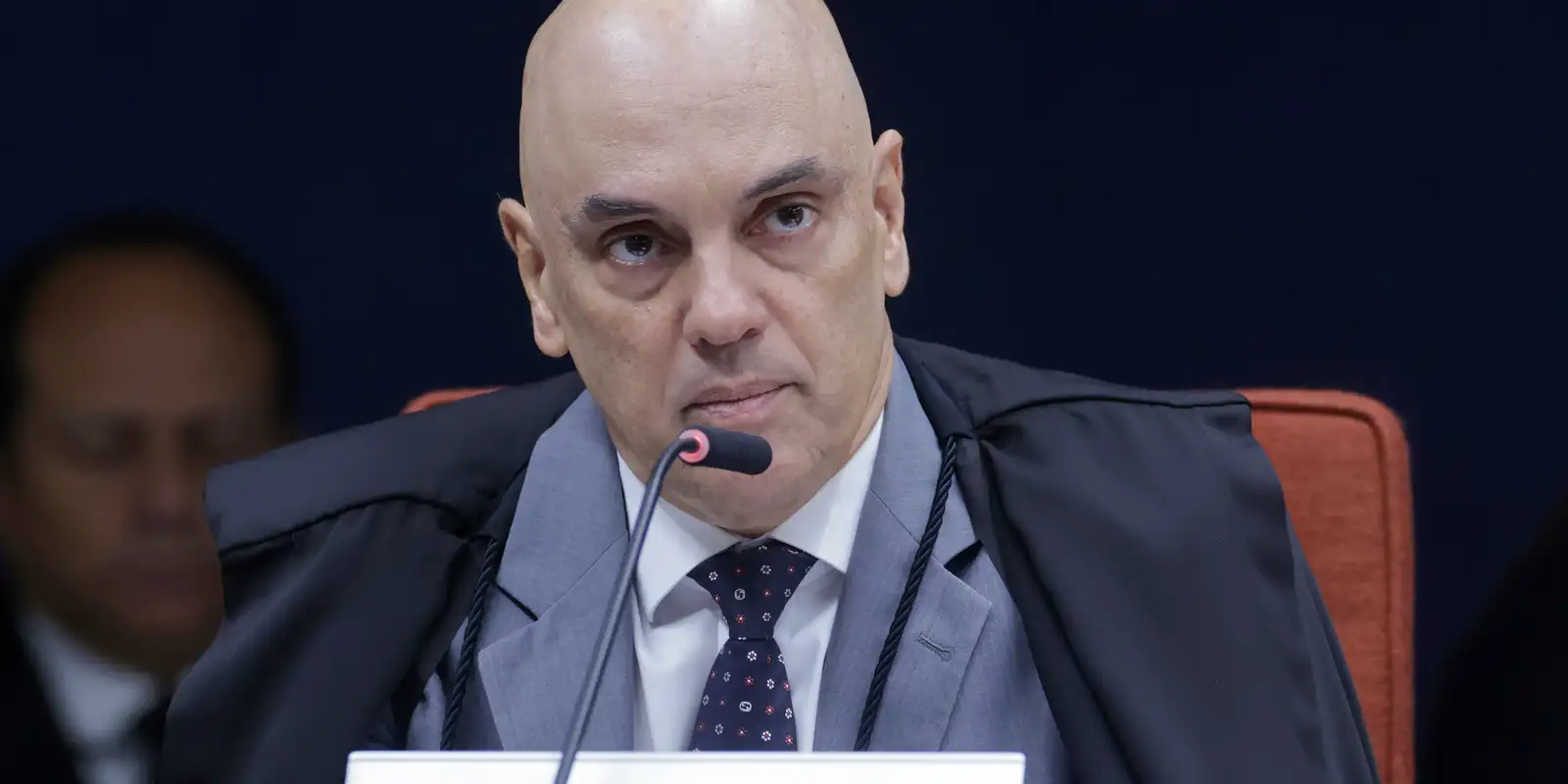 Moraes pede parecer da PGR sobre incluir Jair e Flávio em inquérito