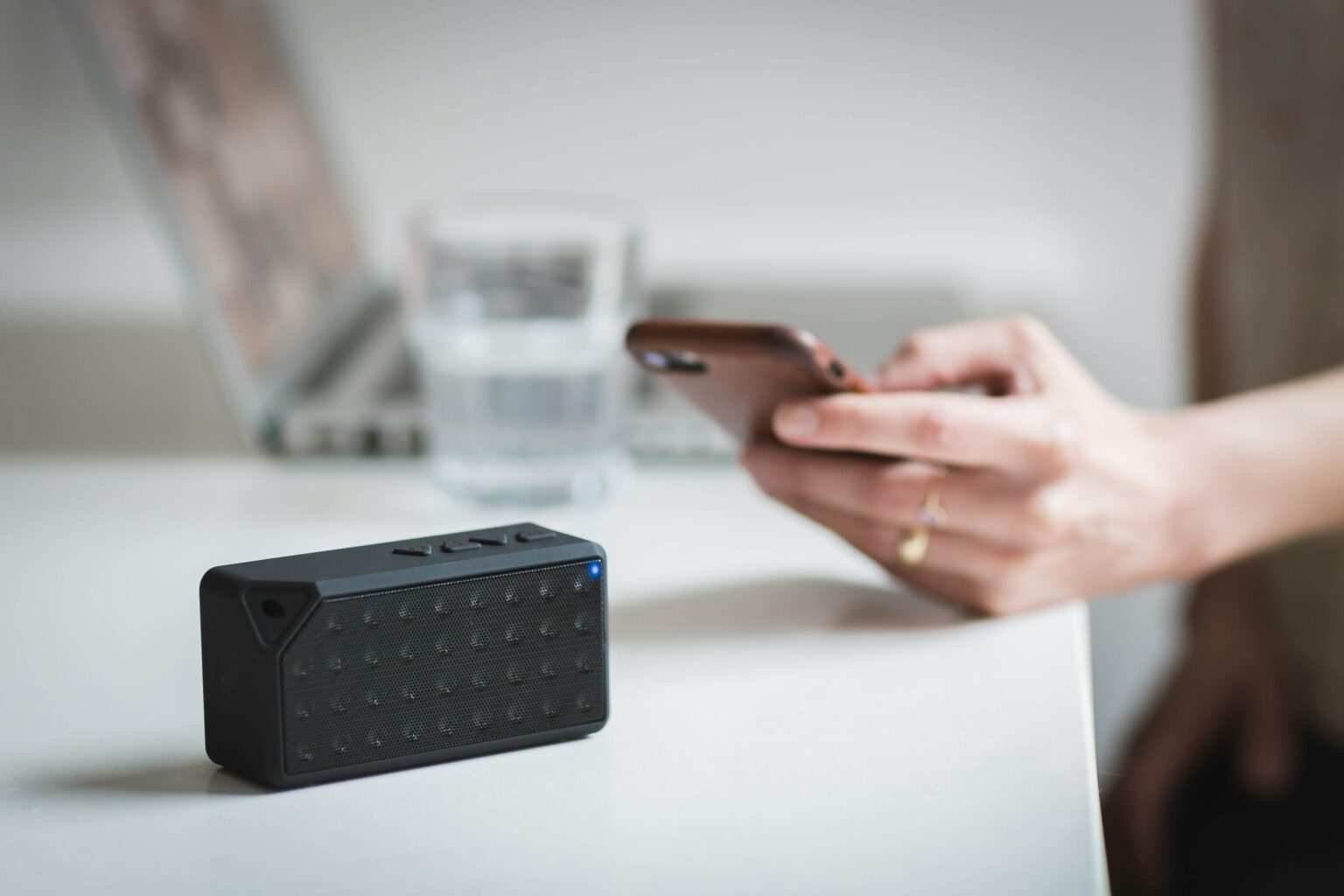 Avião dá meia volta por causa de caixinha Bluetooth com nome suspeito