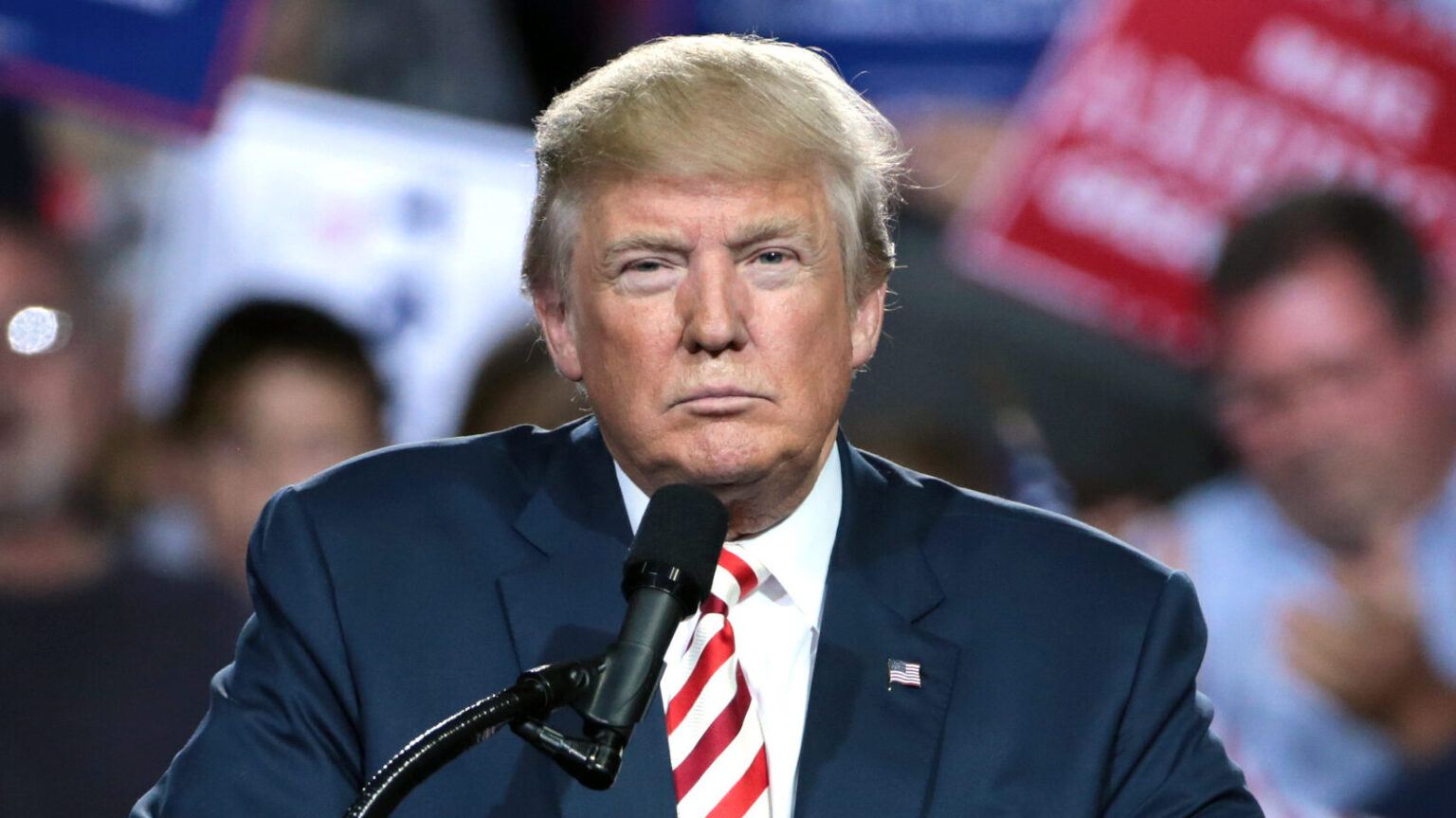 Trump diz que Apple vai fabricar chips com ajuda da Intel