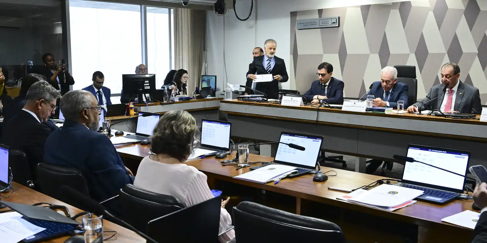 CCJ do Senado aprova PEC que acaba com jornada 6x1