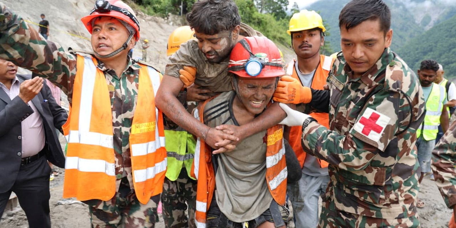 Equipes de resgate do Nepal buscam 900 trabalhadores de hidrelétricas