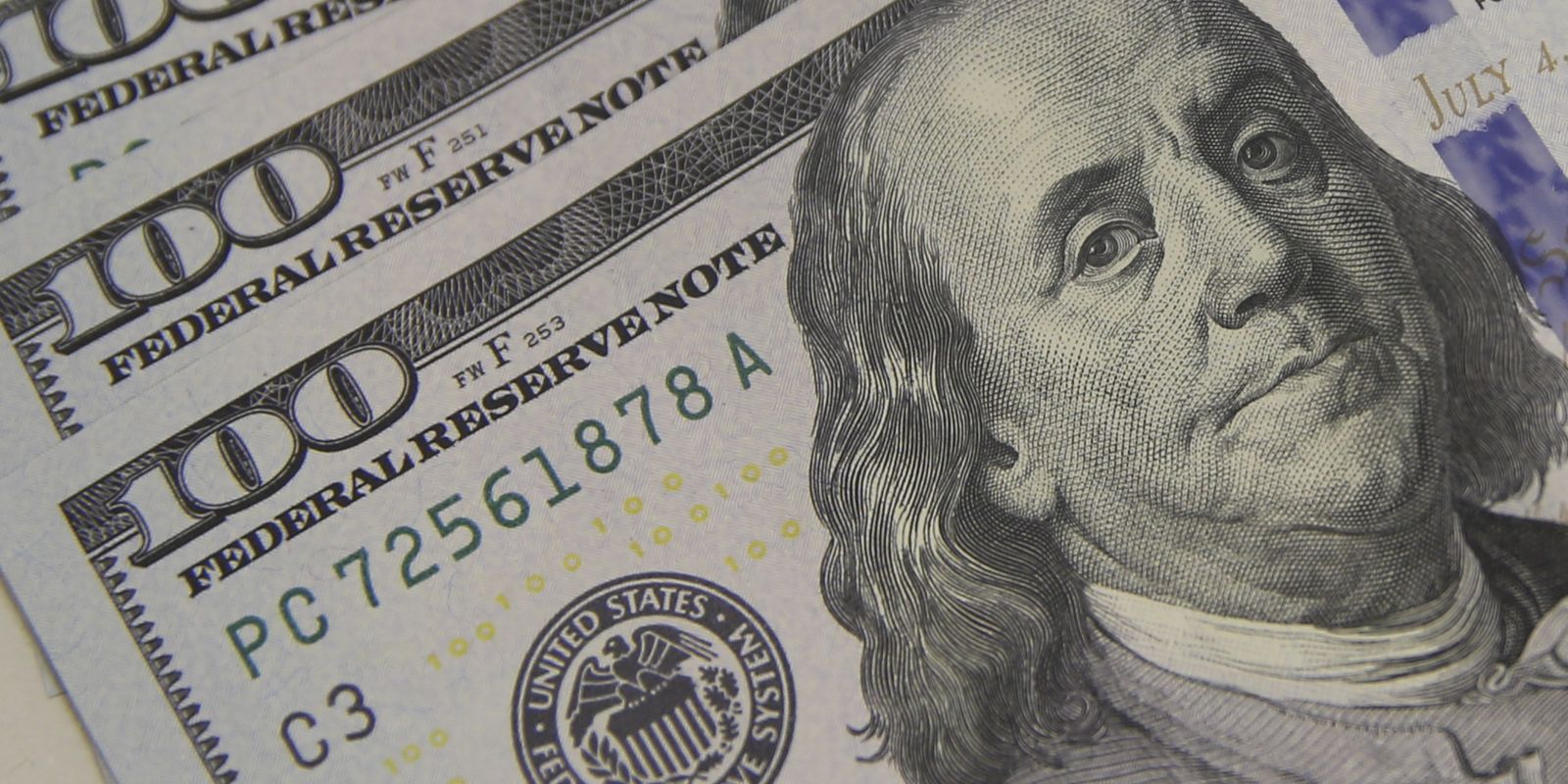 Dólar cai a R$ 5,08 e atinge menor valor em um mês